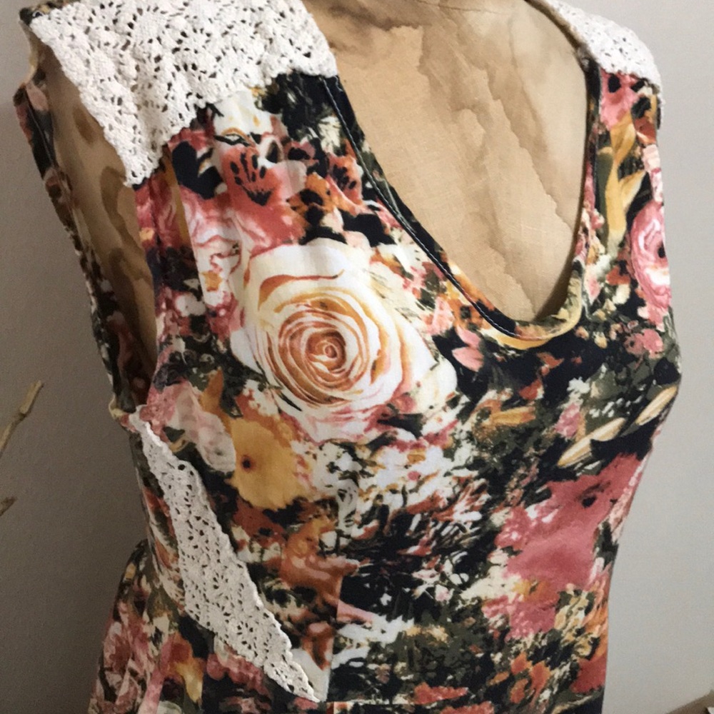 Poema Floral and Cream Lace Sleeveless Dress